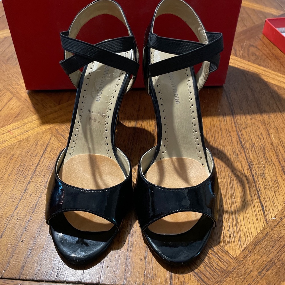 adrienne vittadini 7.5 B Black Patent AV-GHIA Stiletto Strappy Sandal 33/4”Heel
